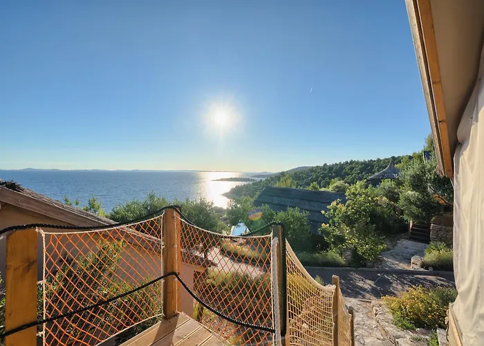 Golden Haven Luxe Glamp * מורטר