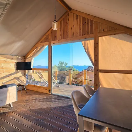 Golden Haven Luxe Glamp * 穆泰尔岛