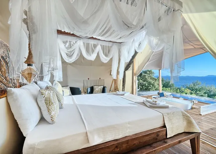 Golden Haven Luxe Glamp Holiday park *